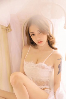 在车内缠绵的男女