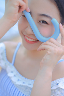 美女赤裸裸不遮胸的视频